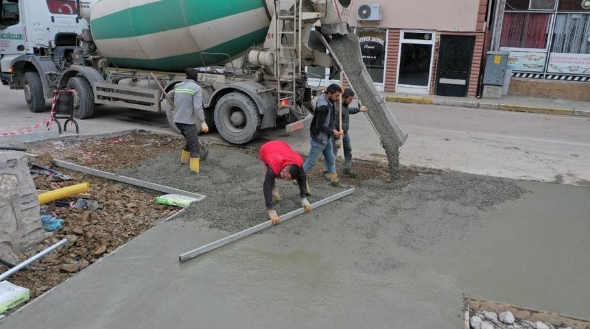 Bahçecik Semt Meydanı’nın zemin betonu atıldı