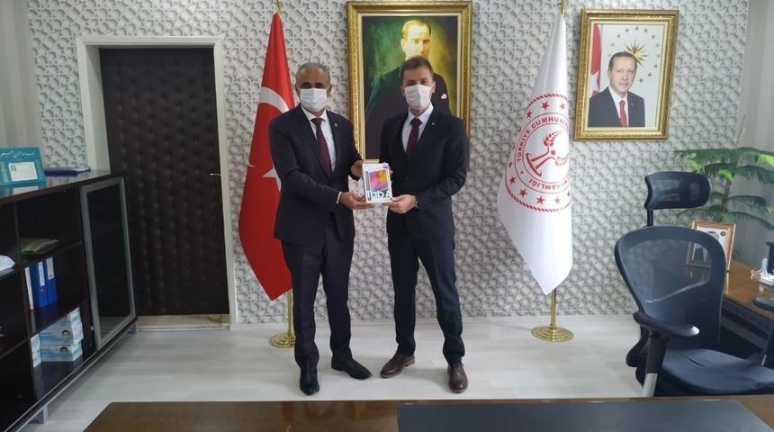 Yunak&rsquo;ta hayırsever iş adamından tablet desteği