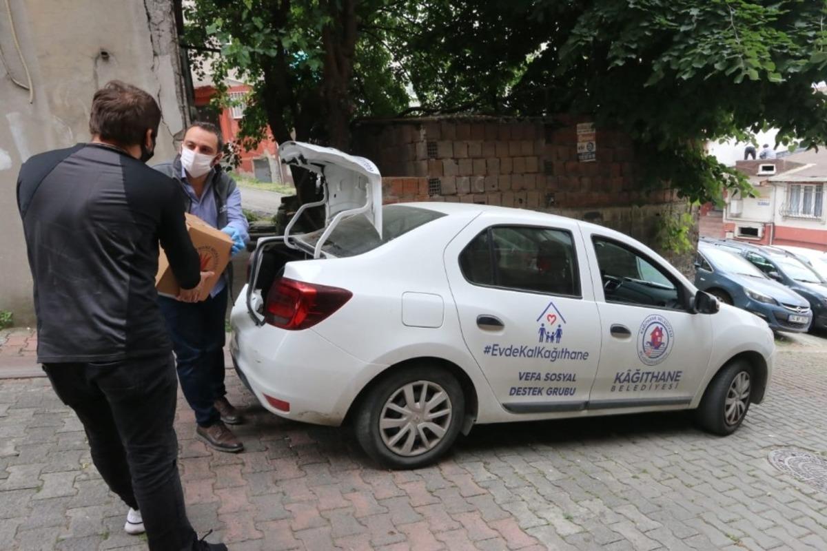 Kağıthane&rsquo;de 4 milyondan fazla maske ve kolonya &uuml;cretsiz dağıtıldı