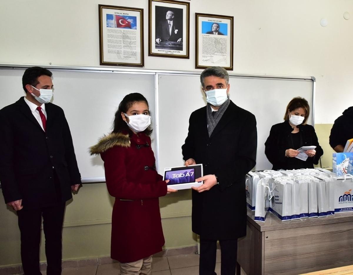 Malatya&rsquo;da tablet dağıtımına başlandı
