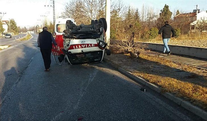 İtfaiye servis aracı devrilip ters döndü: 4 yaralı G3