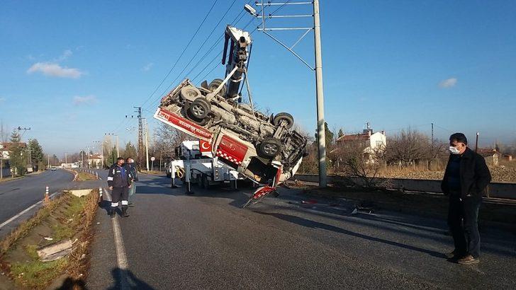 İtfaiye servis aracı devrilip ters döndü: 4 yaralı G4