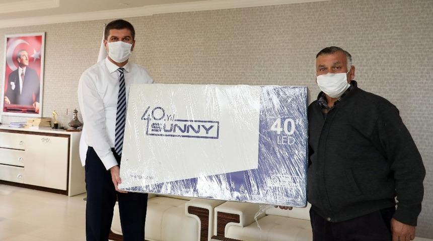 Başkan Ercengiz’den evi yanan aileye yardım eli.