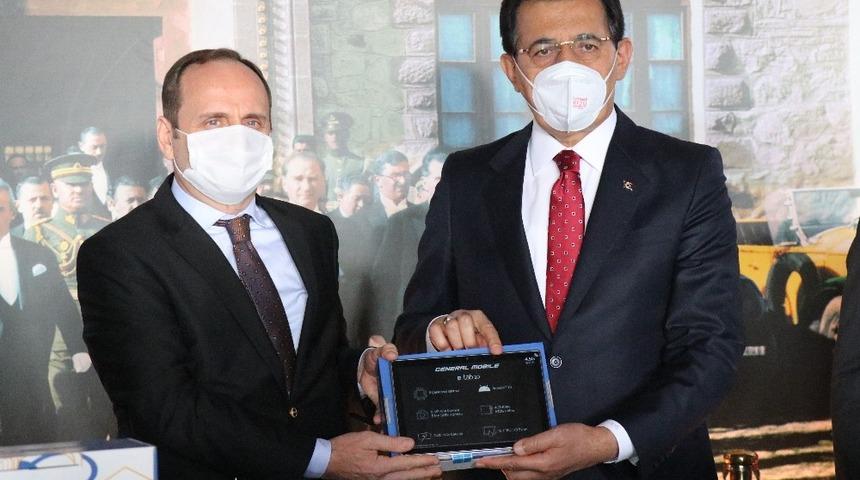 Bolu&rsquo;da uzaktan eğitime katılamayan bin 724 &ouml;ğrenciye tablet