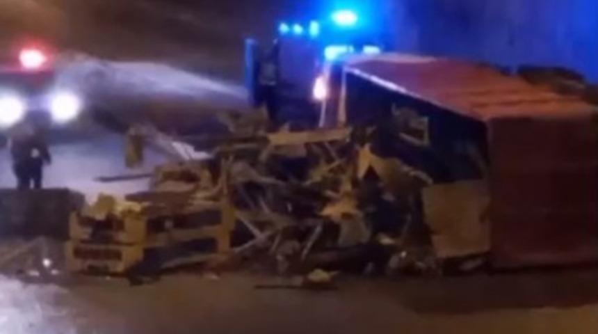 Hurda y&uuml;kl&uuml; &ccedil;ekici devrildi; 1 yaralı