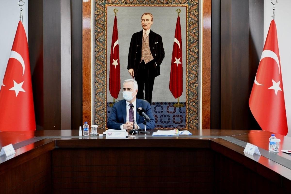 Isparta Valisi Seymenoğlu&rsquo;ndan kaymakamlara &lsquo;soğukta sokakta kimse kalmayacak&rsquo; talimatı