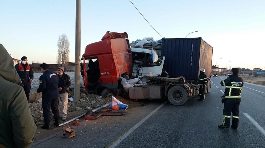 Tır ile kamyon çarpıştı: 3 yaralı