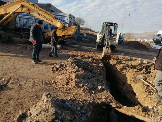 Sanayi sitesine kanalizasyon şebekesi döşeniyor