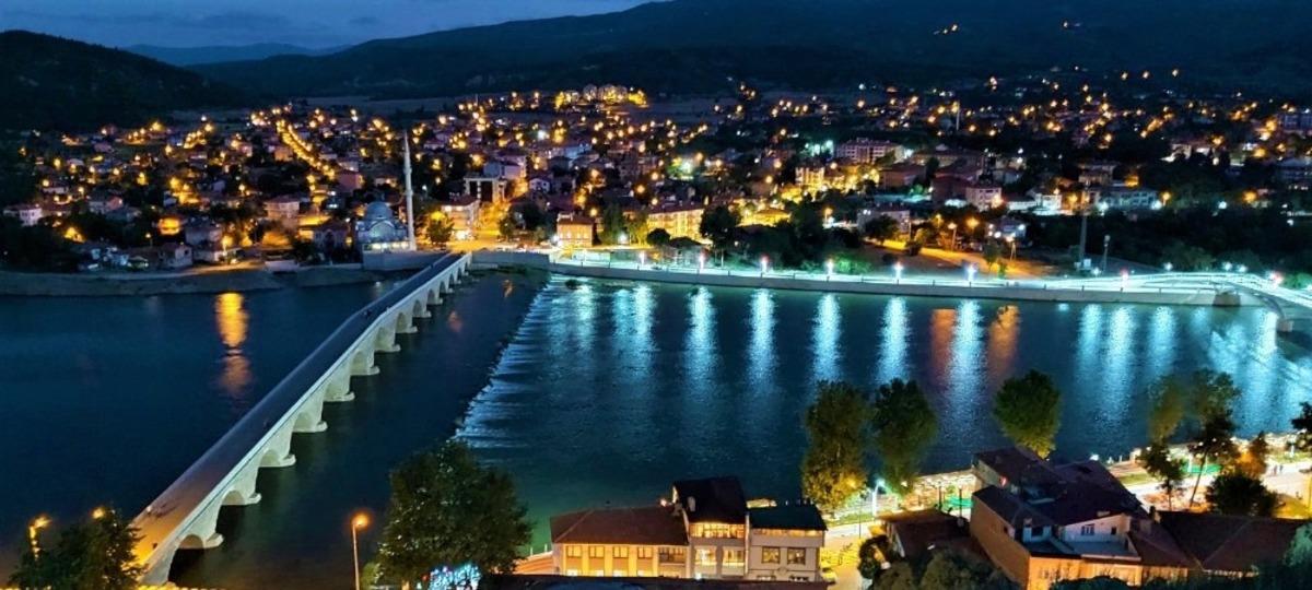 Tarihi Koyunbaba K&ouml;pr&uuml;s&uuml;&rsquo;ne aydınlatma projesi