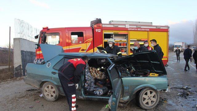 Isparta’da 2 otomobil kafa kafaya çarpıştı: 1 ölü, 4 yaralı