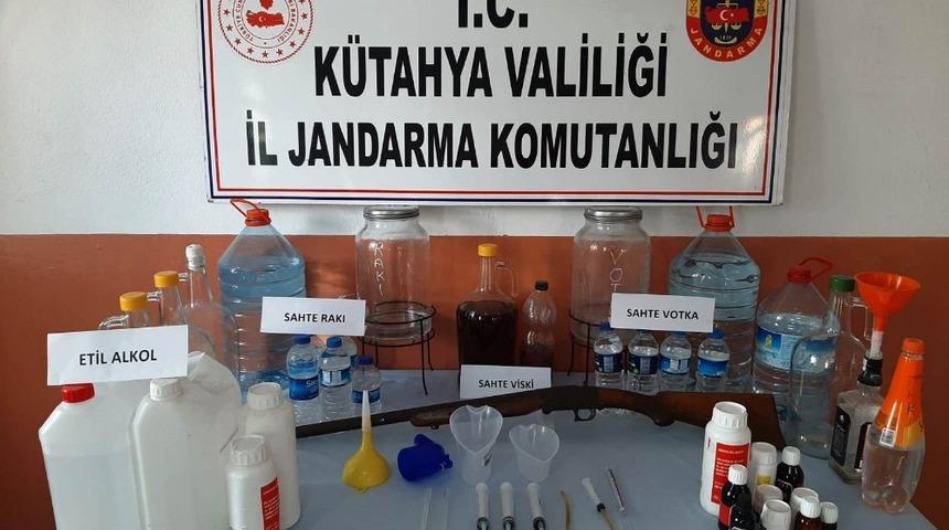 Pazar yerinde sahte i&ccedil;ki satan şahıs yakalandı