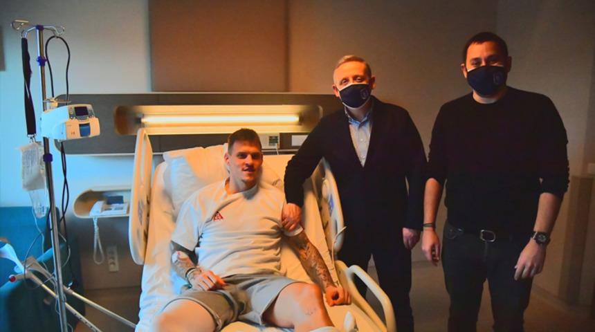 G&ouml;ksel G&uuml;m&uuml;şdağ ve Mustafa Er&ouml;ğ&uuml;t'ten Skrtel'e ziyaret