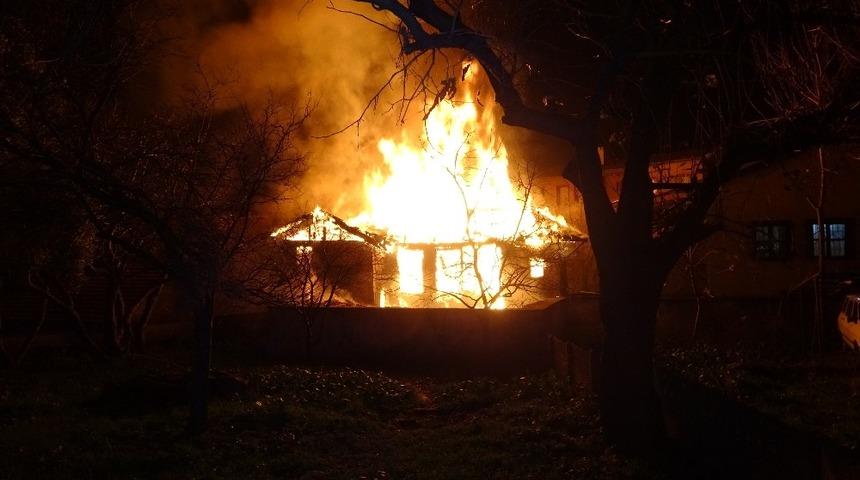 Bursa'da 2 katlı metruk binada korkutan yangın