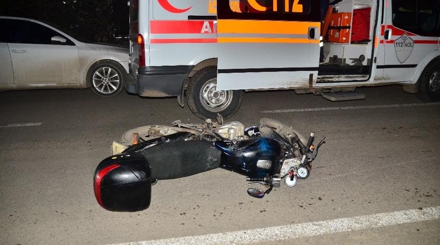 Alkoll&uuml; s&uuml;r&uuml;c&uuml; yayaya &ccedil;arptı: 2 yaralı