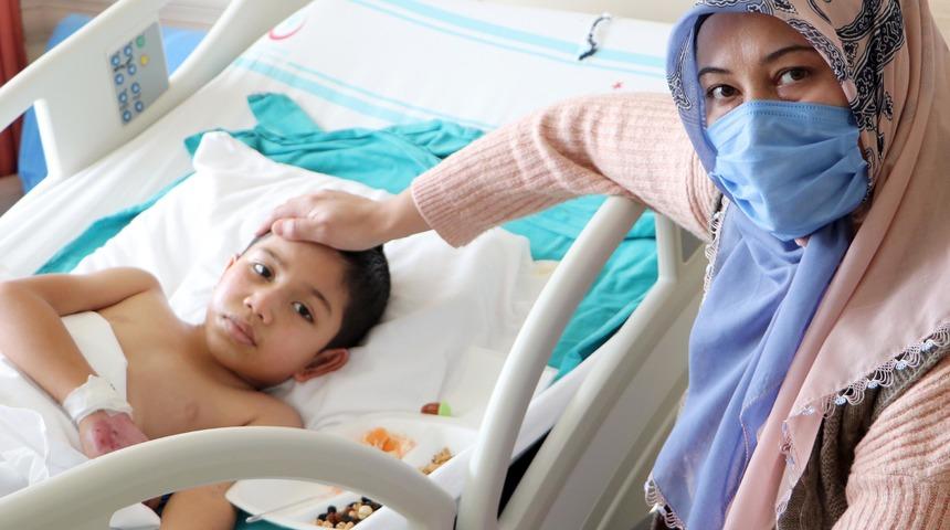 Yangında babası, ağabeyi ve ablasını kaybeden Burak, pasta mumunu yaktırmadı: Ben ateş görmek istemiyorum