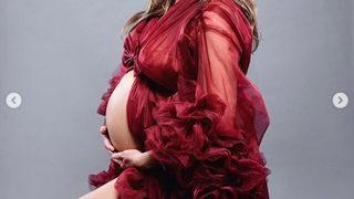 8 aylık hamile olan Meryem Uzerli'den karnı burnunda pozlar