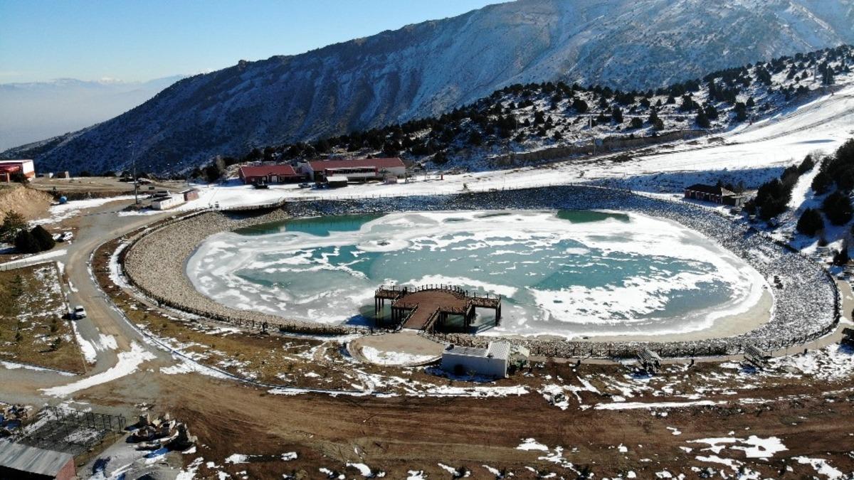 Buz tutan Ergan Dağı kartpostallık g&ouml;r&uuml;nt&uuml; oluşturdu
