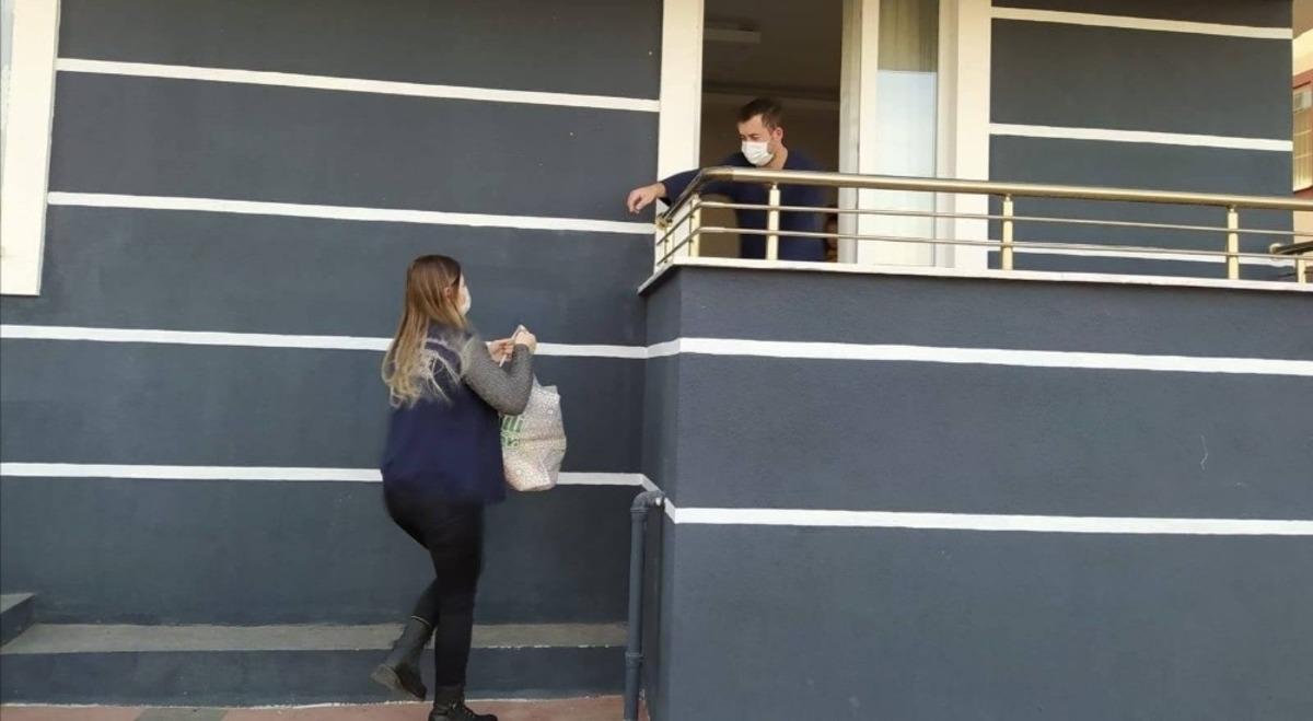 Kartepe&rsquo;de evde kalanların ihtiya&ccedil;ları, belediye ekipleri tarafından karşılanıyor