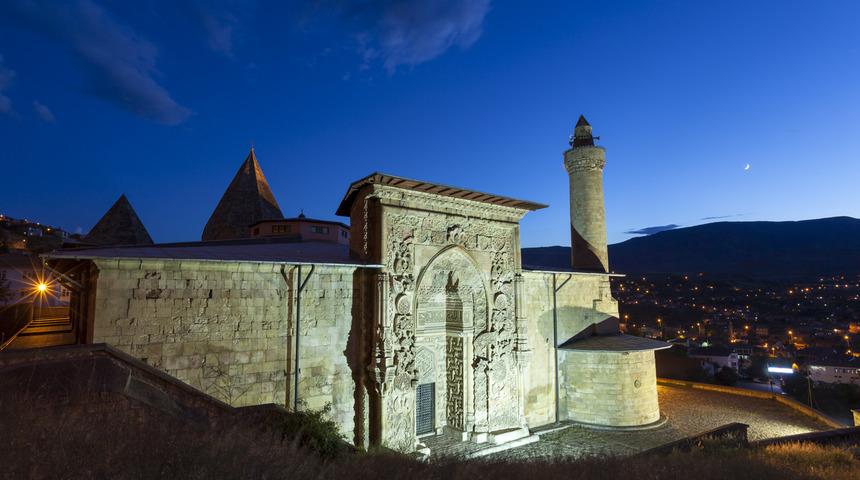 Divriği Ulu Cami ve Darüşşifası - Divriği Ulu Cami nerede, kim yaptı, hangi beyliğe aittir?