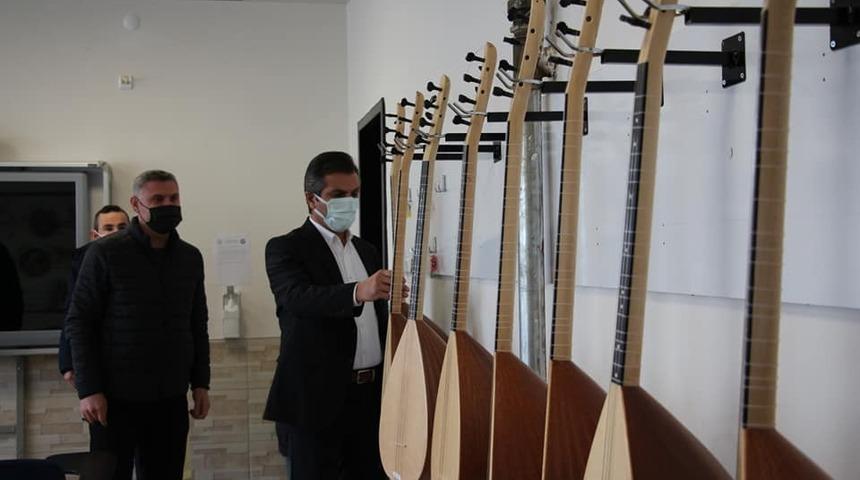 M&uuml;zik aletleri &ouml;ğrencilerin ellerinde ses bulmayı bekliyor