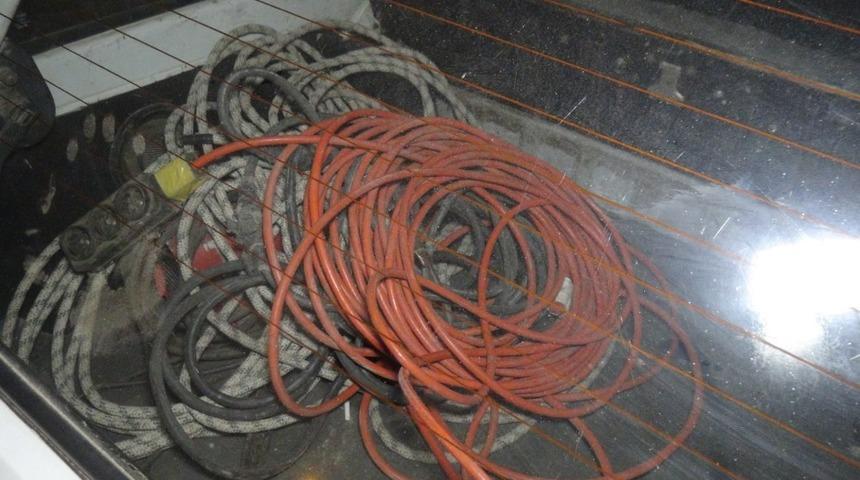 Otomobilden hırsızlık yapan şahsı bekçiler yakaladı