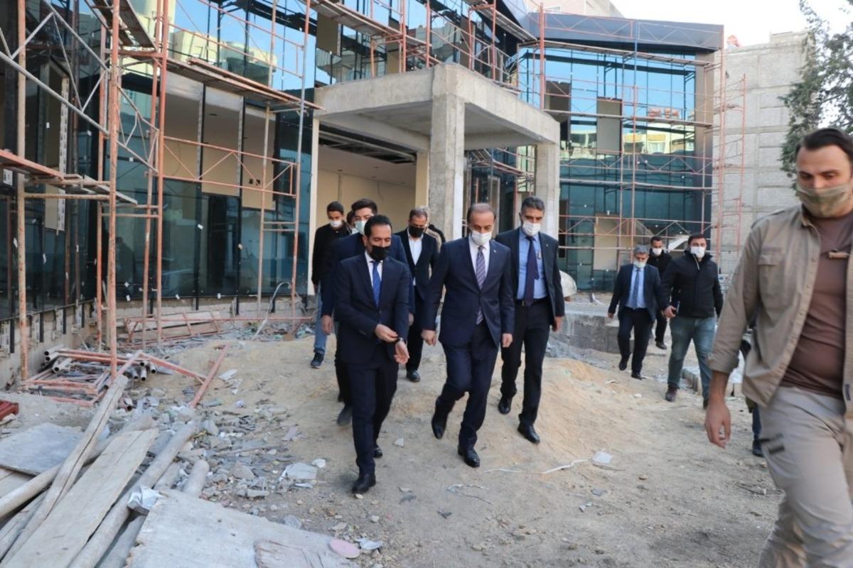 Vali Erin Suru&ccedil;&rsquo;ta k&uuml;t&uuml;phane inşaatında incelemelerde bulundu