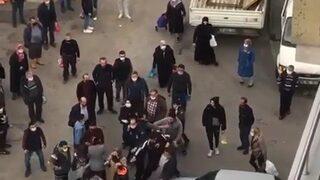 Pazarda genç kadınla adamın yumruklu kavgası kamerada