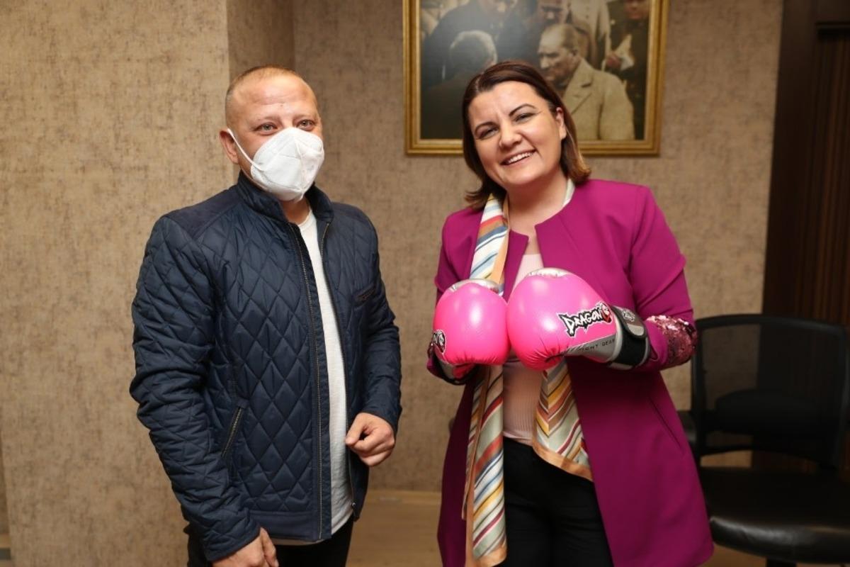 İzmit Belediyesinden, amat&ouml;r spor kul&uuml;plerine 10&rsquo;ar bin TL&rsquo;lik destek