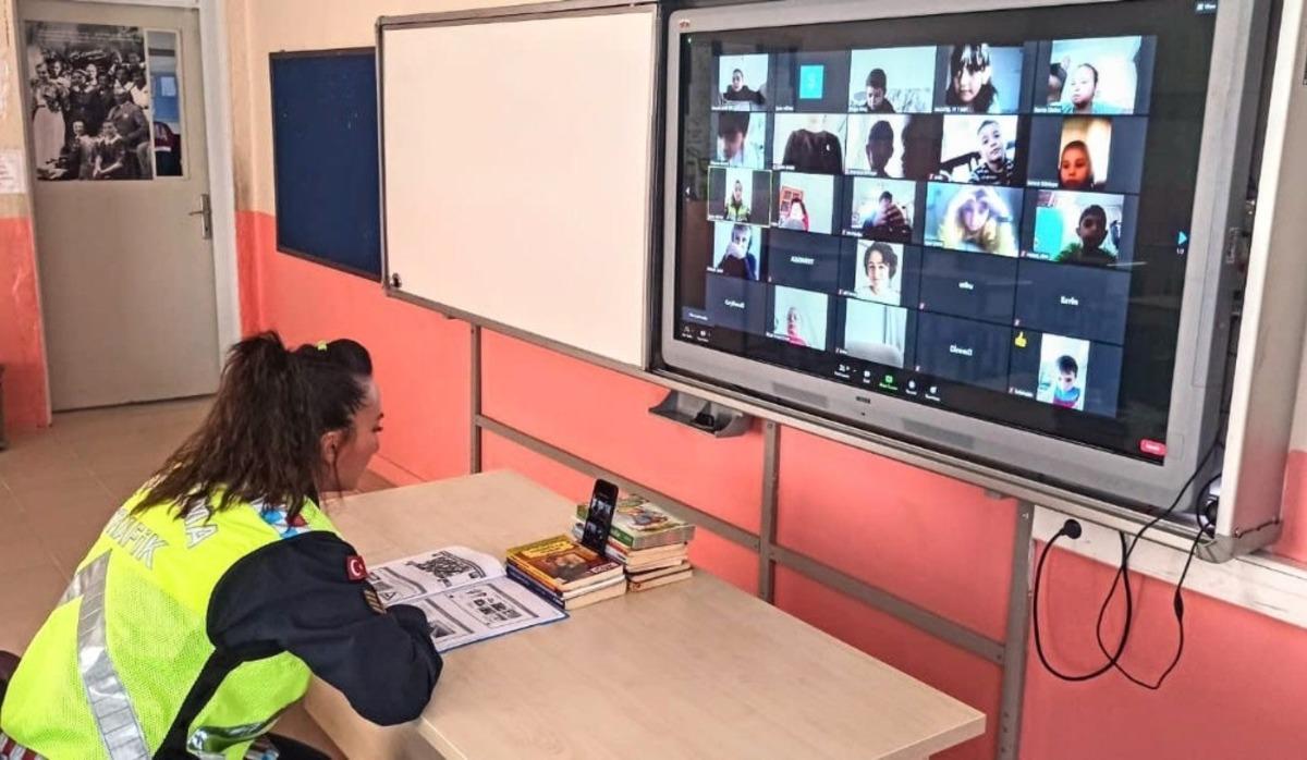 &Ccedil;anakkale jandarma ekiplerinden online trafik g&uuml;venliği eğitimi