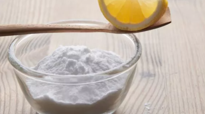 Sivilce maskesiyle sorunları k&ouml;k&uuml;nden &ccedil;&ouml;zeceksiniz! Karbonatı balla karıştırıp...