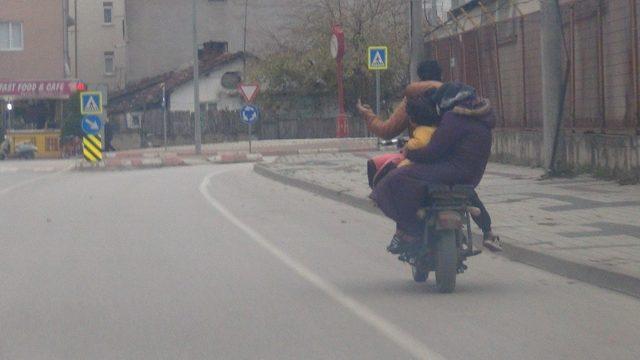 2 kişinin binmesi gereken elektrikli bisiklete 4 kişi bindi