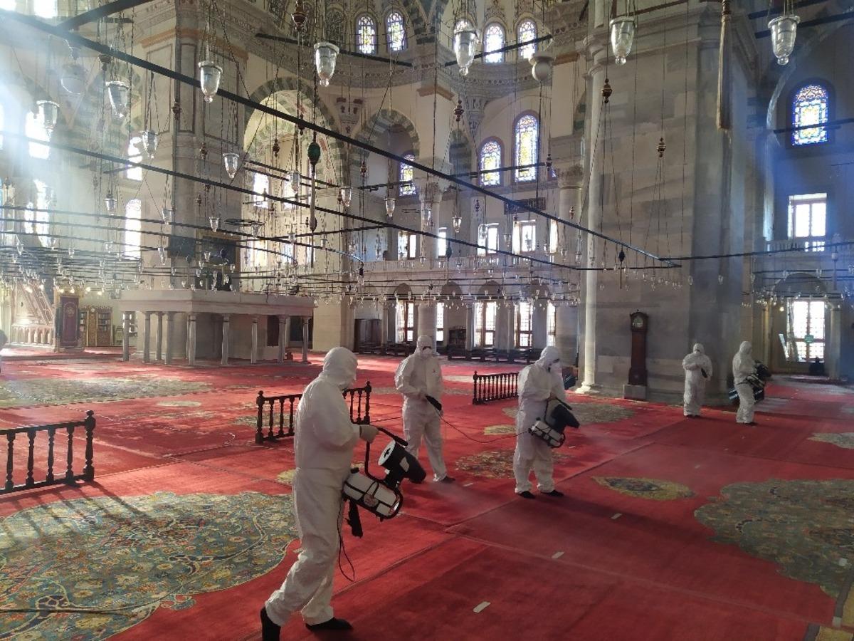 Fatih&rsquo;te camiler dezenfekte edildi