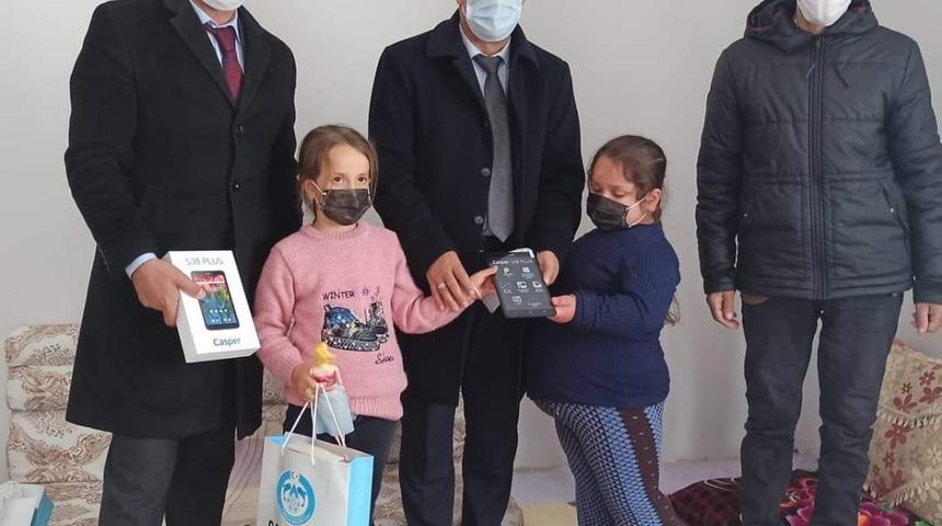 Başkan Ensari&rsquo;den uzaktan eğitim g&ouml;ren &ouml;ğrencilere tablet desteği