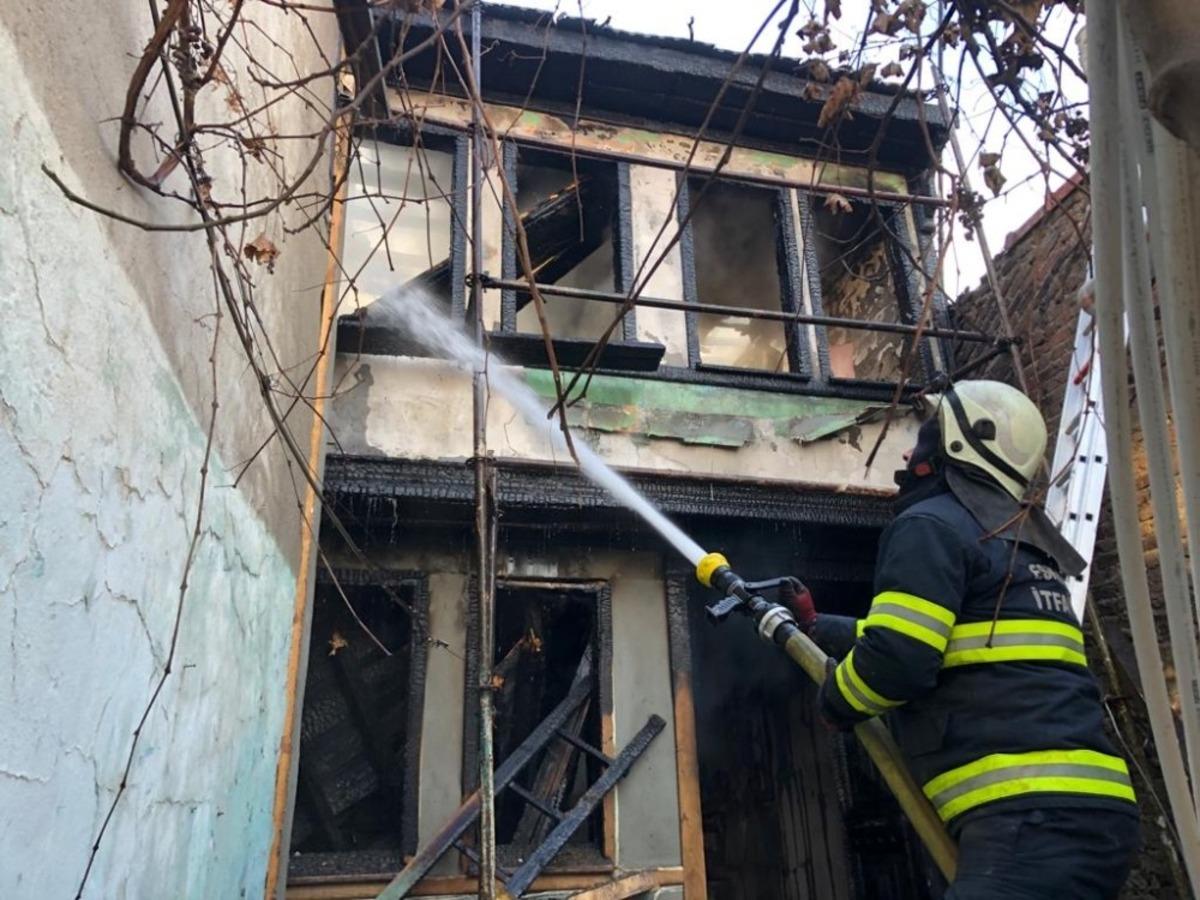 Ahşap evde &ccedil;ıkan yangın paniğe neden oldu