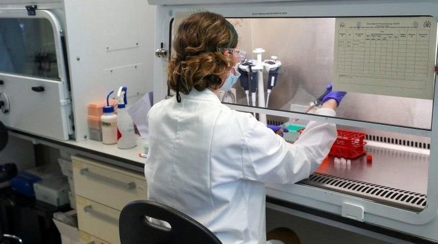 Koronavir&uuml;s aşısı: İngiltere, Oxford-AstraZeneca aşısına onay verdi