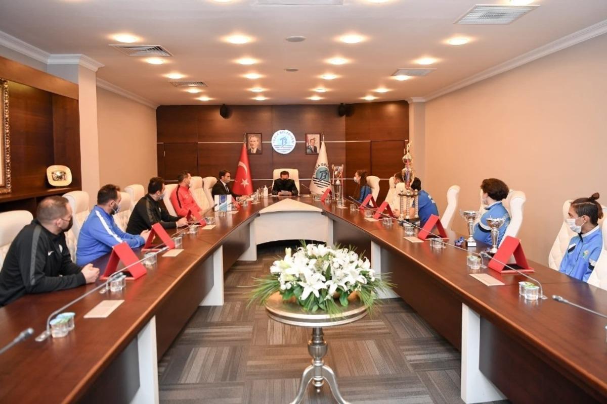 Tuzla&rsquo;da 2020 yılında başarılı olan sporculara &ouml;d&uuml;llerini Başkan Yazıcı verdi