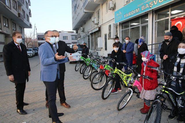Batman Belediyesinden şehit çocuklarına bisiklet hediyesi
