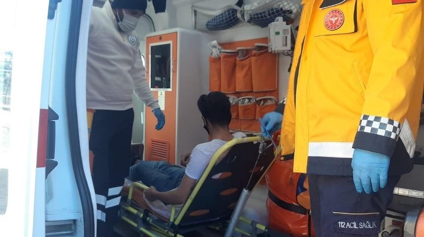 Sokak ortasında bıçaklanarak yaralandı