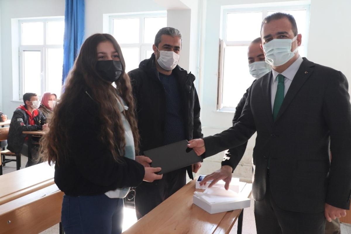 Vali Akbıyık: &ldquo;Hakkari ter&ouml;rle değil, eğitimiyle konuşuluyor&rdquo;