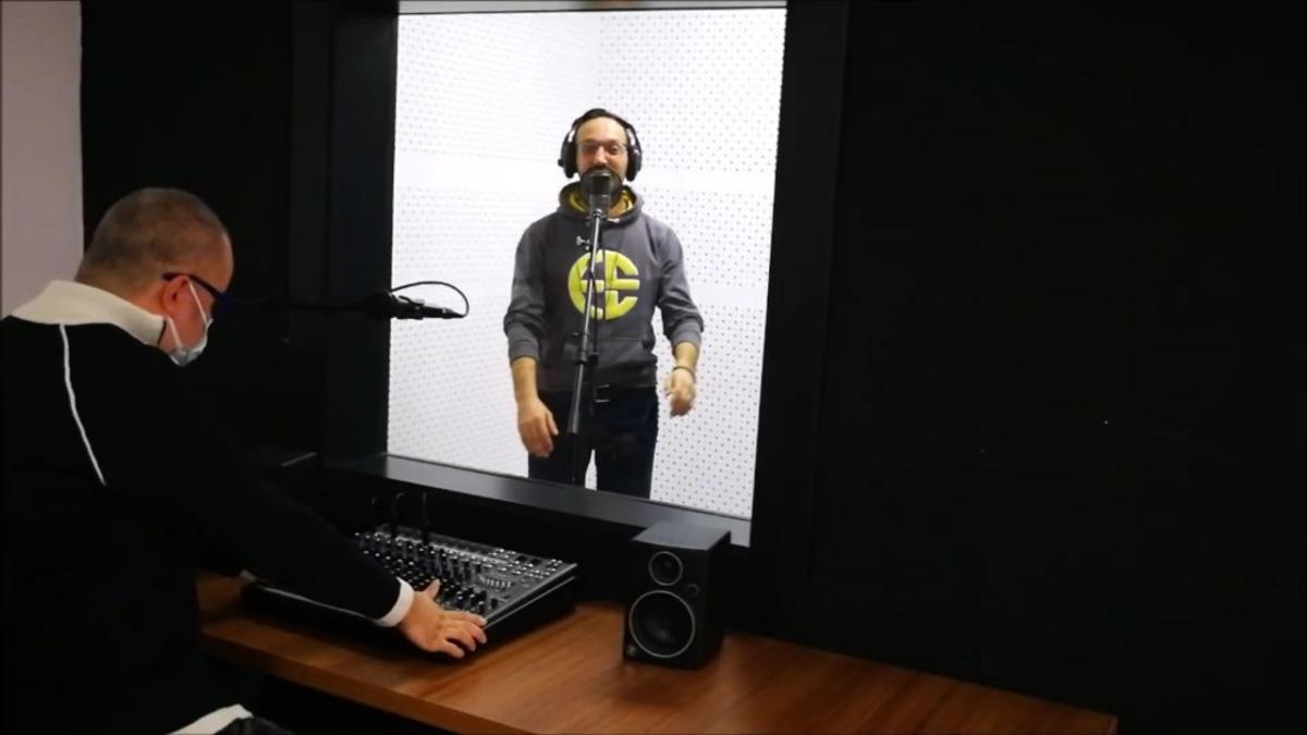 Eğitimciler proje kapsamında mikrofon başına ge&ccedil;ti