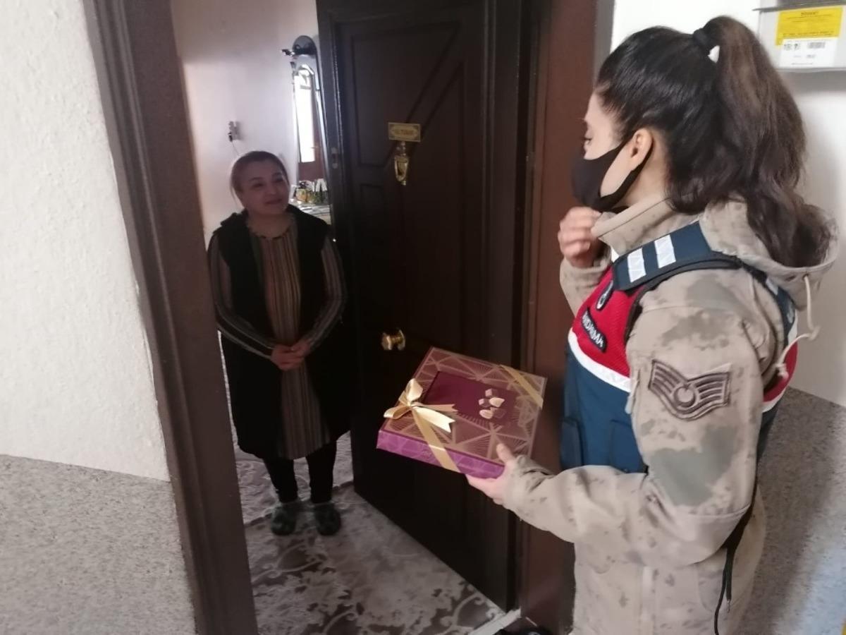 Askerlerden şehit aileleri ve gazielere ziyaret