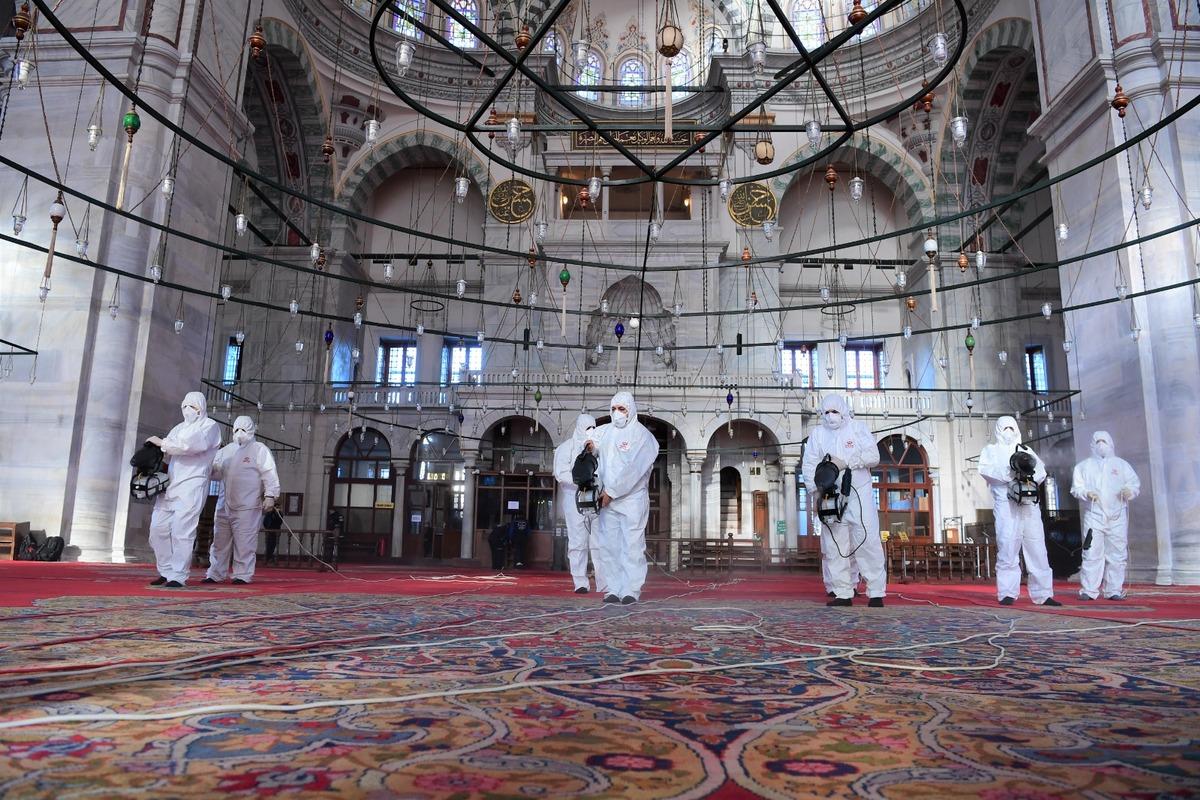 Fatih&rsquo;te camiler dezenfekte ediliyor