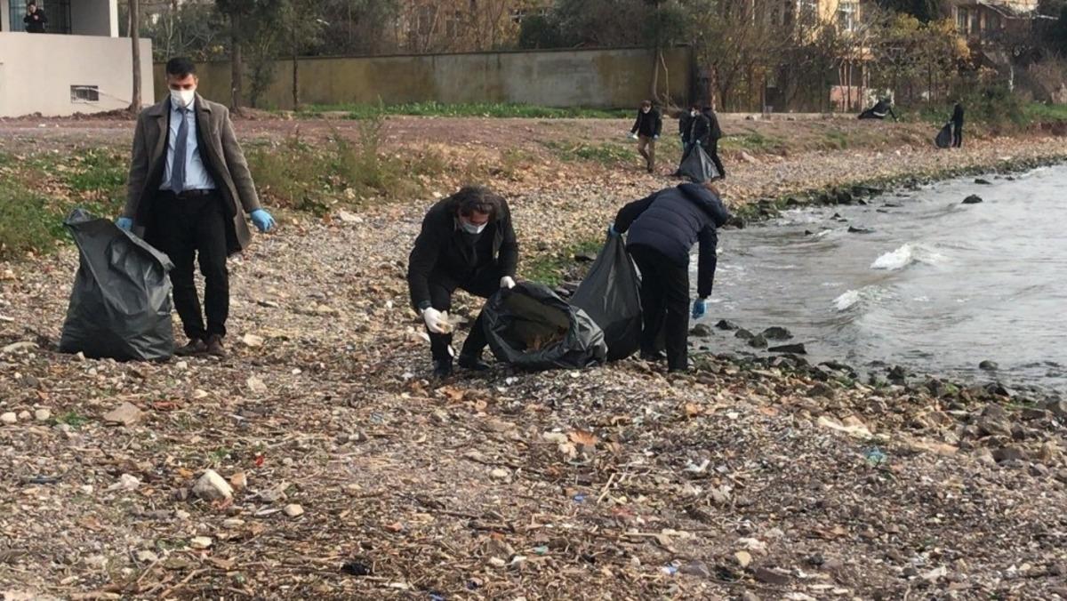 K&ouml;rfez&rsquo;de kıyıdan 200 kilogram atık toplandı