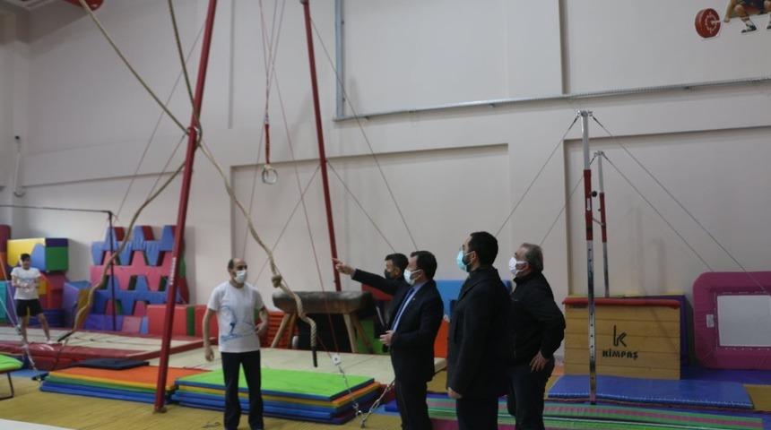 Kabakcı, Talas Gen&ccedil;lik Merkezi&rsquo;nde incelemelerde bulundu