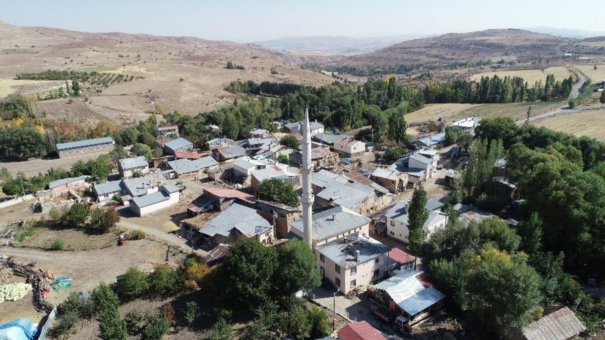 Dillerden d&uuml;şmeyen o k&ouml;ye, Ahmet Kutsi Tecer anıtı yapılacak