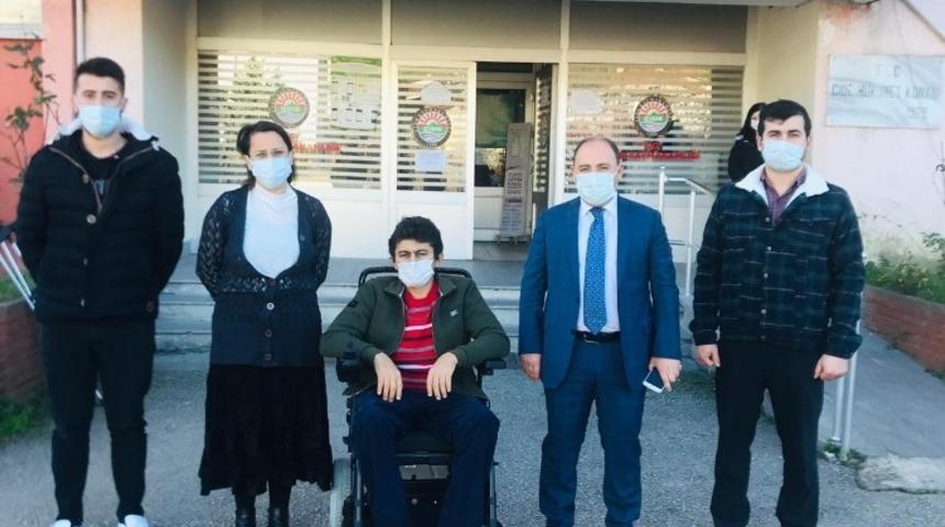 Cide Kaymakamlığı, ihtiyaç sahibi engelli vatandaşa akülü araç verdi