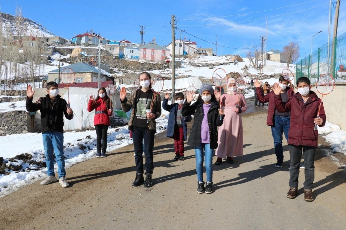 Ağrı&rsquo;da &ldquo;Orda Bir K&ouml;y Var Uzakta Projesi&rdquo; kapsamında &ouml;ğrencilere spor malzemesi hediye edildi