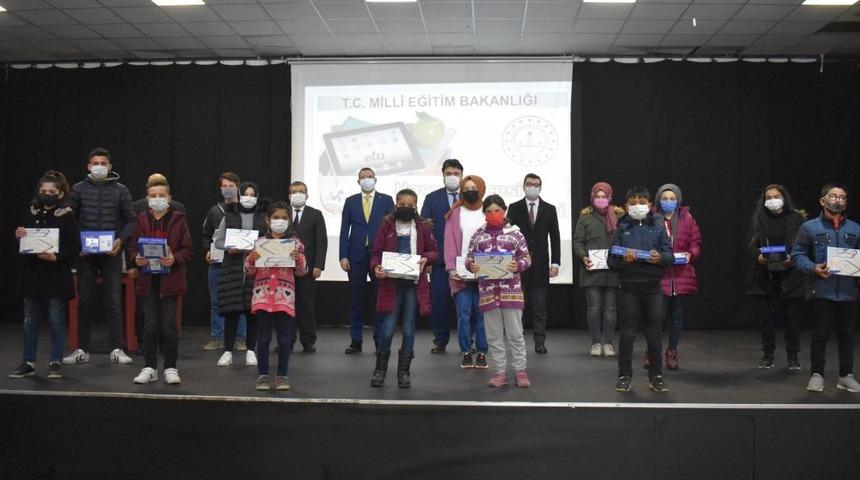 Tabletler Havran&rsquo;da &ouml;ğrencilere dağıtıldı