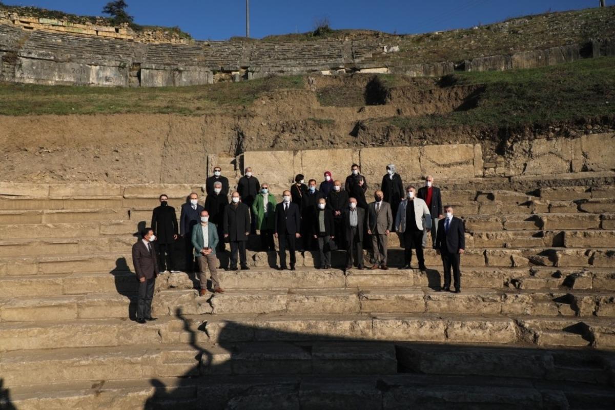 Kırım T&uuml;rkleri, kazı alanında incelemelerde bulundu