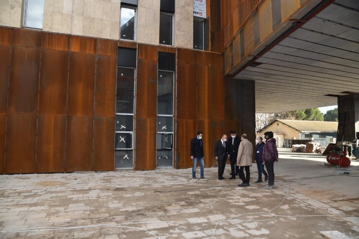 Vali Karadeniz, yeni Manisa M&uuml;zesinde incelemelerde bulundu